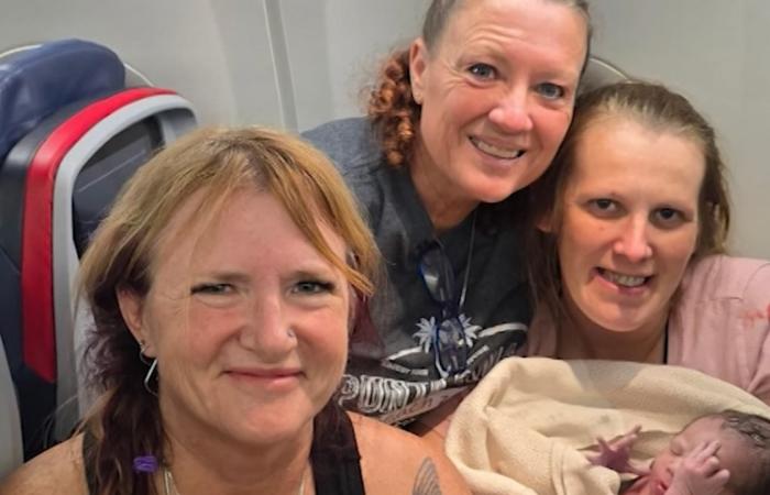 سكين زبدة لقطع حبل البطن السري..هكذا تمت عملية ولادة على متن طائرة بالأجواء