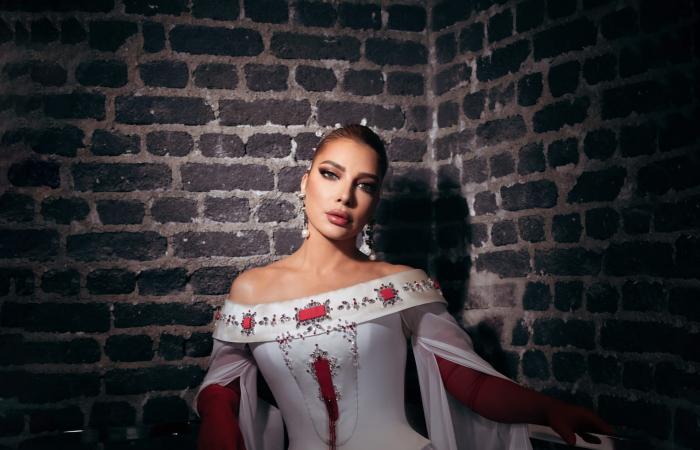 أصالة نصري بإطلالة تحمل عبق الياسمين الشامي إلى باريس