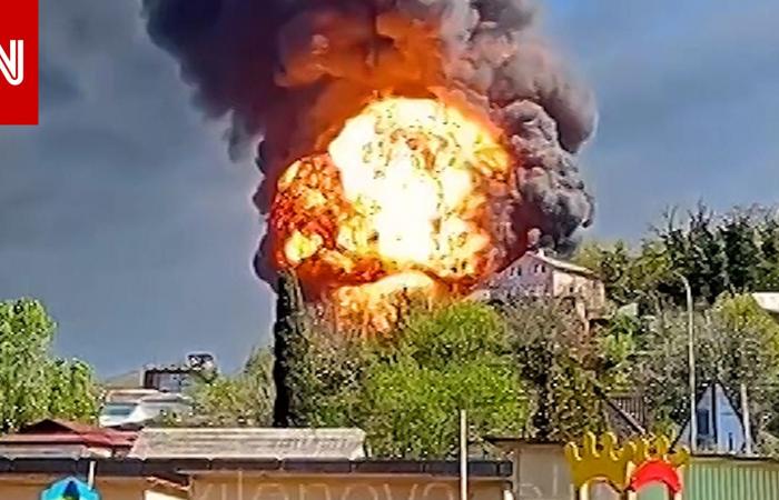 متابعة: كرة لهب هائلة وانبعاثات سامة.. شاهد آثار هجوم أوكراني على مصفاة روسية