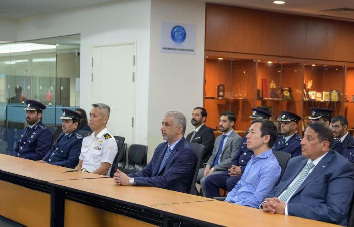 وزير الدولة للشؤون الداخلية يزور مركز القيادة العملياتية للشرطة في سنغافورة
