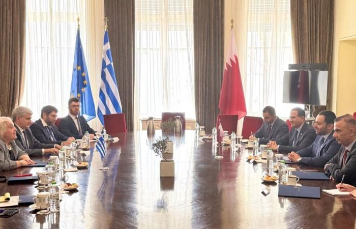 وزير الدولة بوزارة الخارجية يجتمع مع مسؤولين يونانيين