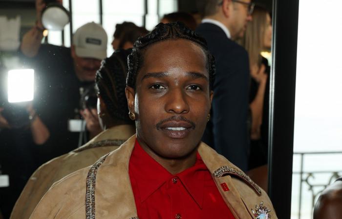 قميص أحمر وحقيبة نسائيّة..آيساب روكي يخطف الأضواء من النجمات في فرنسا