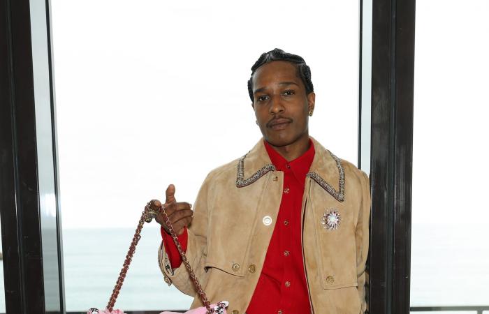 قميص أحمر وحقيبة نسائيّة..آيساب روكي يخطف الأضواء من النجمات في فرنسا