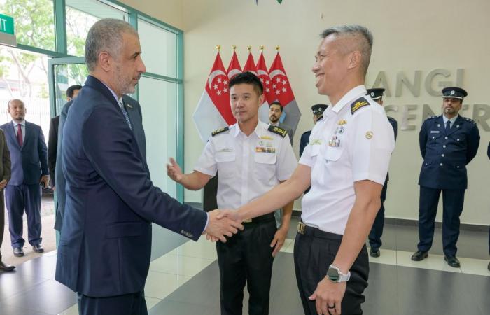 وزير الدولة للشؤون الداخلية يزور مركز القيادة العملياتية للشرطة في سنغافورة