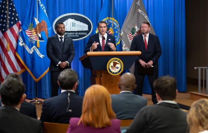 وزارة
      العدل
      الأميركية
      تجدد
      ملاحقة
      كومي
      وخصوم
      ترمب