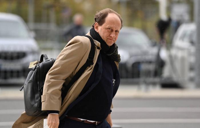 اعتقال
      جاسوس
      روسي
      في
      برلين...
      وموسكو
      تستدعي
      السفير
      الألماني