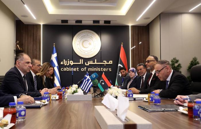 ليبيا:
      «يمين
      الوزراء»
      يفجر
      خلافات
      الصلاحيات
      بين
      الدبيبة
      والمنفي