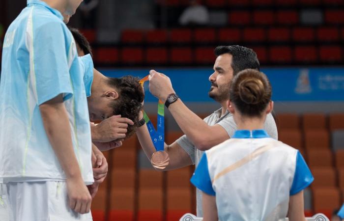 رئيس المجلس الأولمبي الآسيوي يتوّج أبطال كرة السلة 3x3 في "سانيا 2026"