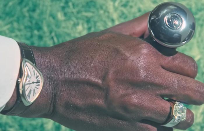 لماذا أصبحت هذه الساعة "غير المألوفة" المفضّلة لدى المشاهير؟