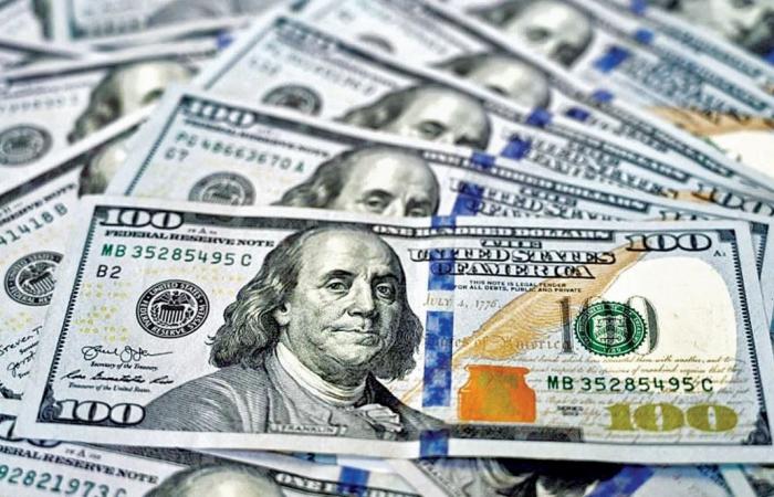 الدولار يصعد مع ارتفاع أسعار النفط وسط مخاوف من التضخم