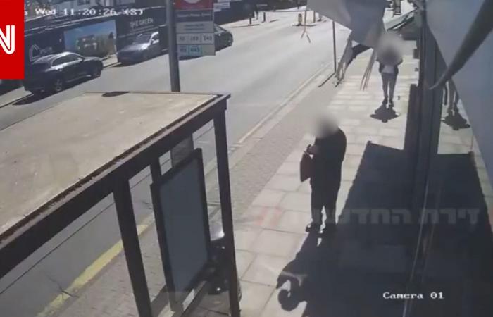 متابعة: كاميرات مراقبة تُظهر لحظة مهاجمة رجل يحمل سكيناً لشخصين من الجالية اليهودية في شمال لندن