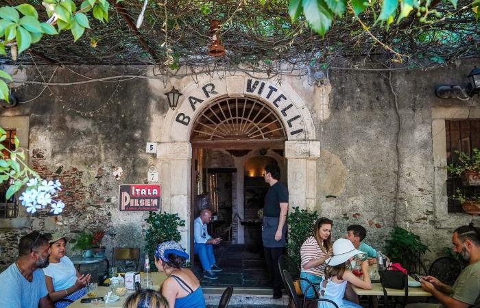 "هبة من السماء".. كيف غيّر فيلم "العرّاب" مصير هذه القرية الصغيرة بإيطاليا