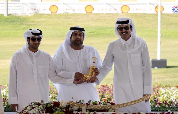 سمو الأمير يتوج الفائزين في ختام مهرجان الهجن العربية الأصيلة على سيف سموه