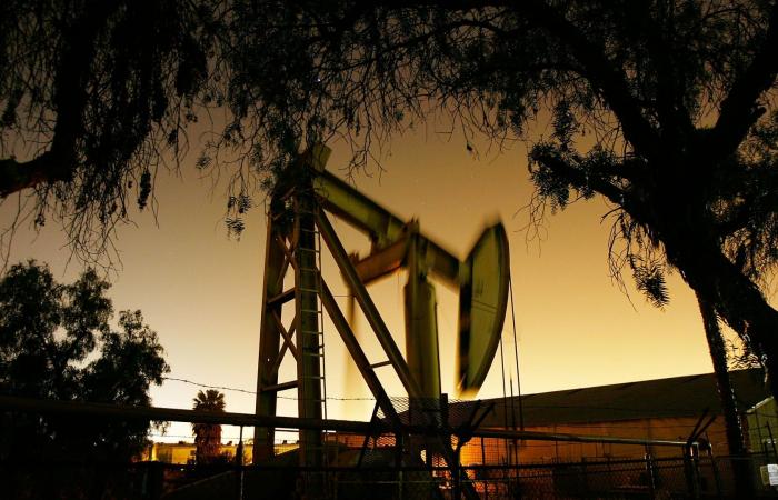 لماذا قفزت أسعار النفط في الليل ثم انخفضت بشكل حاد في الصبح؟