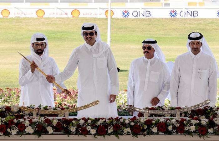 سمو الأمير يتوج الفائزين في ختام مهرجان الهجن العربية الأصيلة على سيف سموه