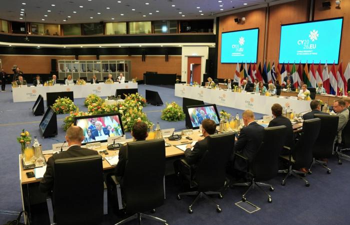 أوكرانيا
      تطلب
      توضيحاً
      من
      أميركا
      بشأن
      مقترح
      روسيا
      لوقف
      إطلاق
      النار