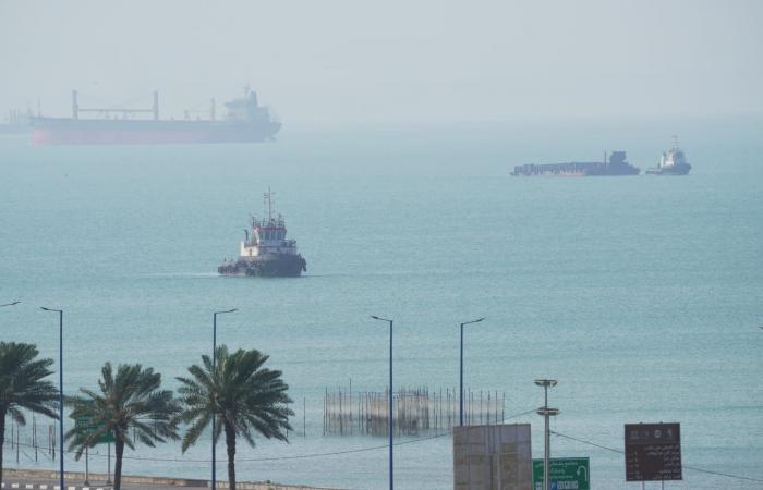 مصدر إيراني يكشف عن "شرط" لاستئناف المفاوضات مع أمريكا وفتح مضيق هرمز