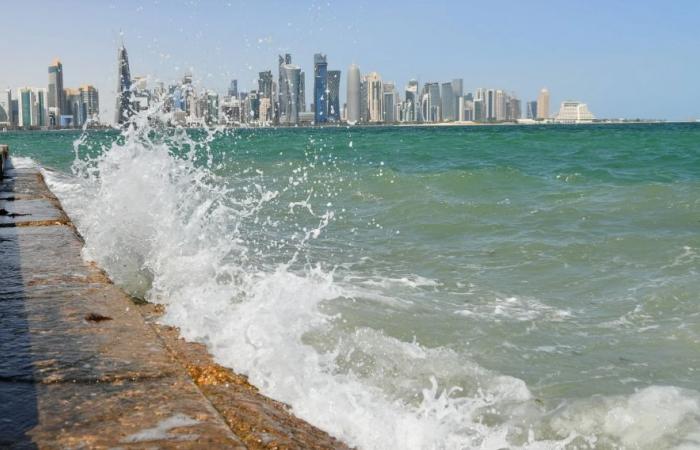 الأرصاد الجوية تحذر من رياح قوية وأمواج عالية في عرض البحر الليلة