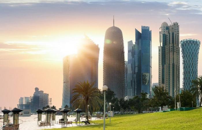 طقس حار نسبيا على الساحل مع بعض السحب في عرض البحر