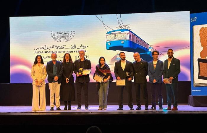«يوم
      سعيد»
      يقتنص
      «هيباتيا
      الفضية»
      بـ«الإسكندرية
      للفيلم
      القصير»