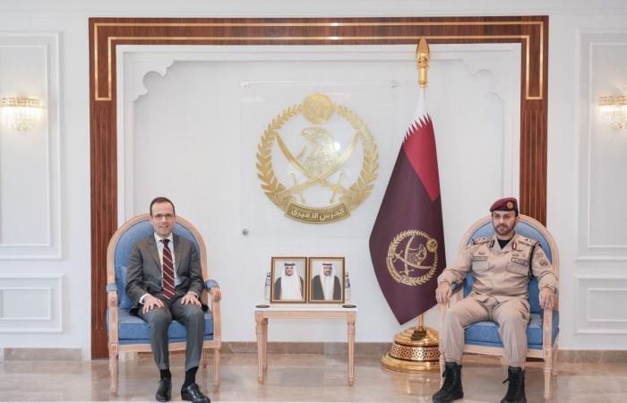 قائد الحرس الأميري يجتمع مع السفير الفرنسي
