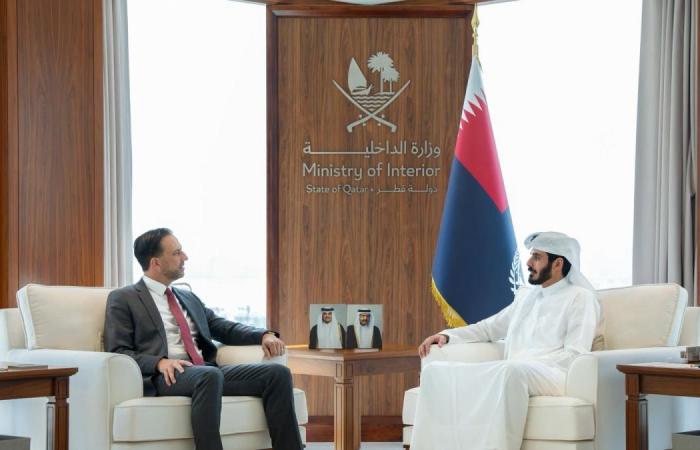 وزير الداخلية يجتمع مع السفير الكندي
