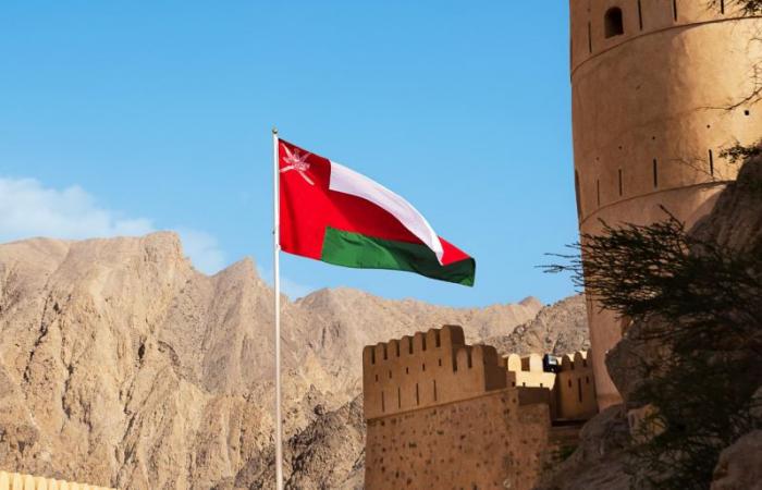 عاجل .. سلطنة عمان تعلن استهداف مبنى سكني وإصابة اثنين وتأثر 4 مركبات