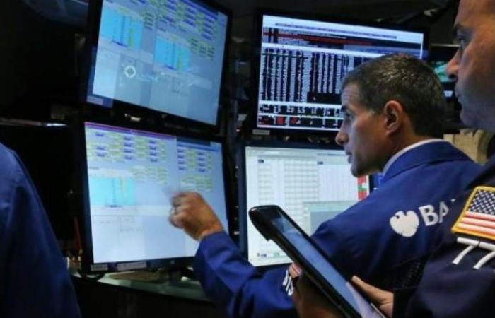 مؤشرات الأسهم الأمريكية تبدأ تداولاتها على انخفاض