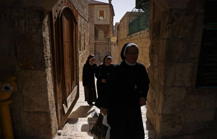مسيحيو
      القدس
      بين
      الخوف
      والتحدي
      بعد
      اعتداء
      متطرف
      يهودي
      على
      راهبة