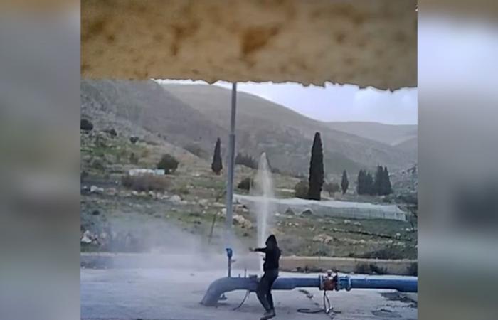 فيديو يظهر استهداف مستوطنين إسرائيليين لمصادر المياه الفلسطينية