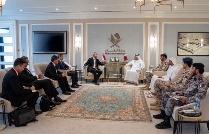 نائب رئيس مجلس الوزراء ووزير الدولة لشؤون الدفاع يلتقي وزير الخارجية السنغافوري