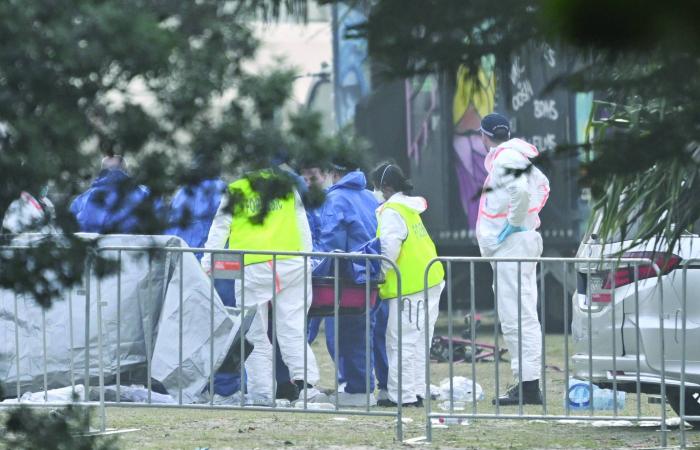 19
      تهمة
      جديدة
      بحق
      منفذ
      الهجوم
      ضد
      يهود
      على
      شاطئ
      سيدني