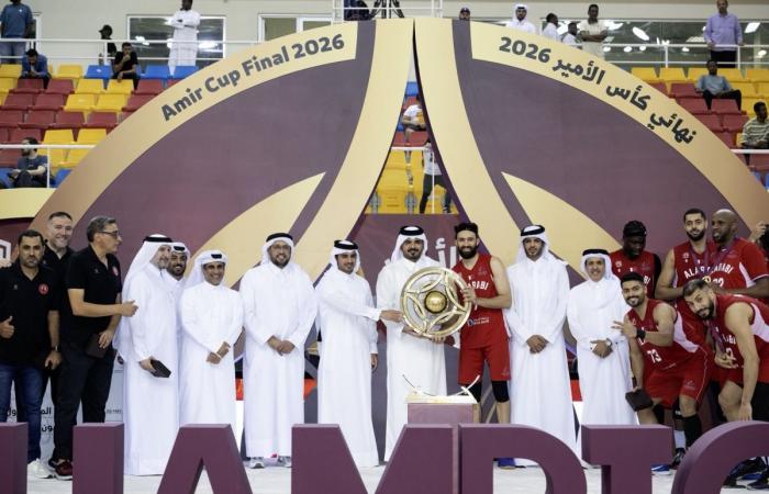 رئيس اللجنة الأولمبية القطرية يتوج فريق العربي بلقب كأس الأمير لكرة السلة