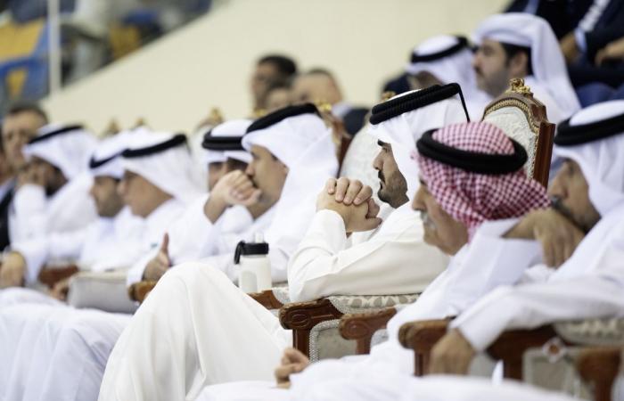 رئيس اللجنة الأولمبية القطرية يتوج فريق العربي بلقب كأس الأمير لكرة السلة