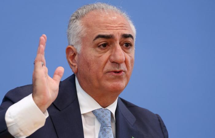 ولي عهد إيران السابق يخاطب "الجيران العرب" ويبين طريقين أمام المنطقة