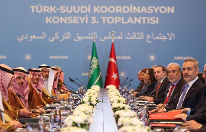 السعودية
      وتركيا
      وقعتا
      اتفاقية
      لإعفاء
      حاملي
      جوازات
      السفر
      الدبلوماسية
      والخاصة
      من
      التأشيرة