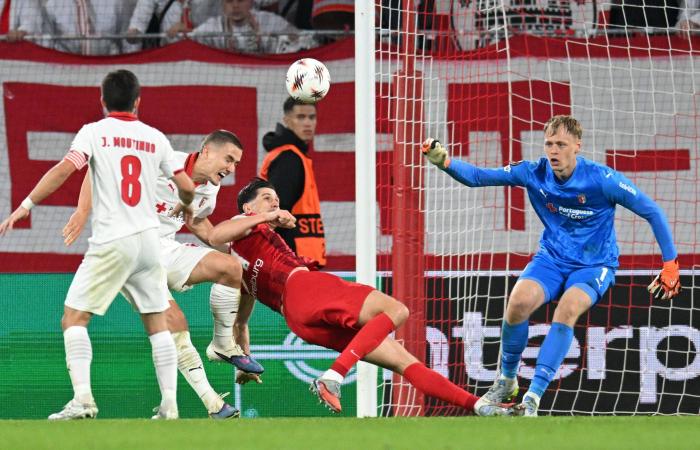 أستون
      فيلا
      وفرايبورغ
      إلى
      نهائي
      الدوري
      الأوروبي
      بعد
      إسقاط
      نوتنغهام
      وبراغا