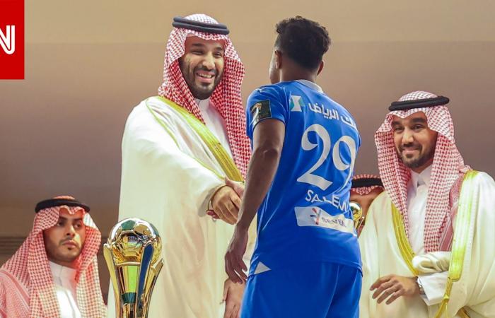 متابعة: السعودية.. موقف "طريف" للاعب الهلال بعد مصافحته لمحمد بن سلمان