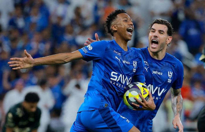 قلبها
      الهلال...
      وطار
      بكأس
      الملك
      سلمان