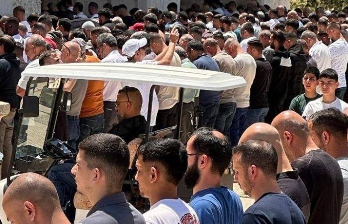 عشرات الآلاف من الفلسطينيين يؤدون صلاة الجمعة في المسجد الأقصى المبارك