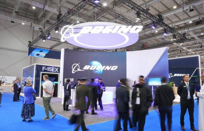 «بوينغ»:
      نبني
      شراكة
      استراتيجية
      لترسيخ
      مكانة
      السعودية
      مركزاً
      عالمياً
      للطيران
      والسياحة