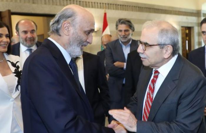 لبنان:
      القوى
      المسيحية
      تتجاوز
      خلافاتها
      وتدعم
      تفاوض
      عون
      مع
      إسرائيل