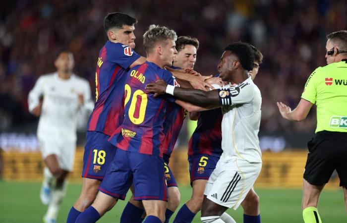 برشلونة يفوز على ريال مدريد في "كلاسيكو اللقب" ويحسم الدوري الإسباني