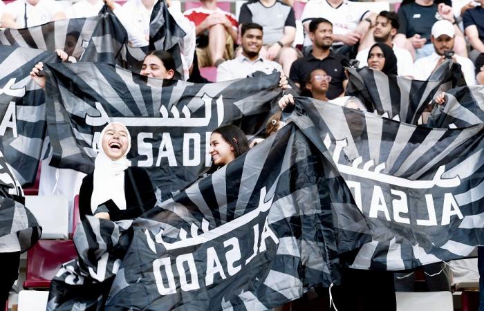 الجماهير رسمت لوحة الوفاء في ليلة أغلى الكؤوس.. عرس كرنفالي في خليفة المونديالي