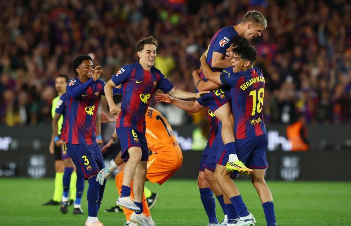 من
      قلب
      كامب
      نو...
      برشلونة
      بطلا
      للدوري
      الإسباني
      من
      بوابة
      الريال