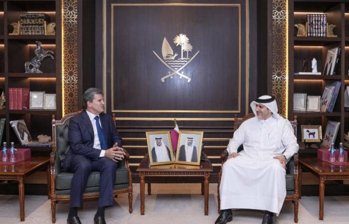  محافظ مصرف قطر المركزي يجتمع مع رئيس مجلس إدارة جنرال أتلانتيك