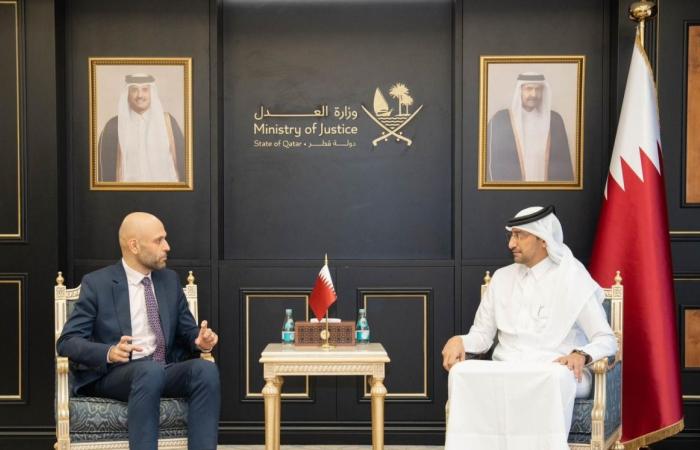 وزير العدل ووزير الدولة لشؤون مجلس الوزراء يجتمع مع القائم بالأعمال الأمريكي