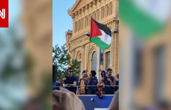 متابعة: لامين يامال يلوّح بالعلم الفلسطيني خلال احتفالات برشلونة باللقب