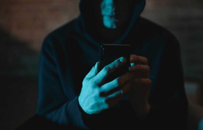 استغل كونها سيدة قطرية كبيرة في السن وحوّل من حسابها مليون ريال
