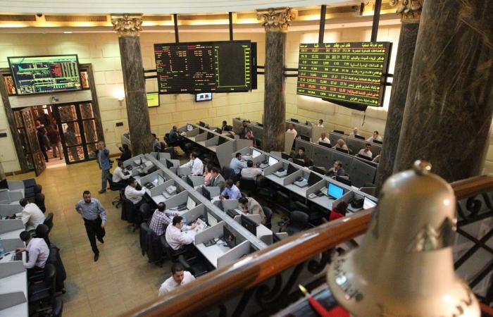 مصر.. مؤشر البورصة الرئيسي يتماسك فوق قمته التاريخية وسط ضغط جني أرباح